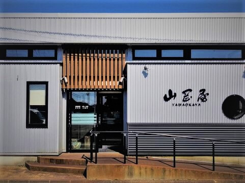 山岡屋宮内店の外観写真です。長岡市南部体育館様、長岡市南地域図書館様の近くにあります。駐車場の駐車スペーズは二台分ほどになります。
